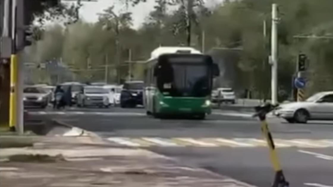 Опубликовано видео, где автобус без водителя врезается в колонну машин ...