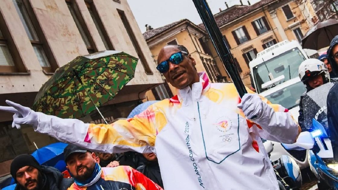 Снуп Догг несет олимпийский огонь