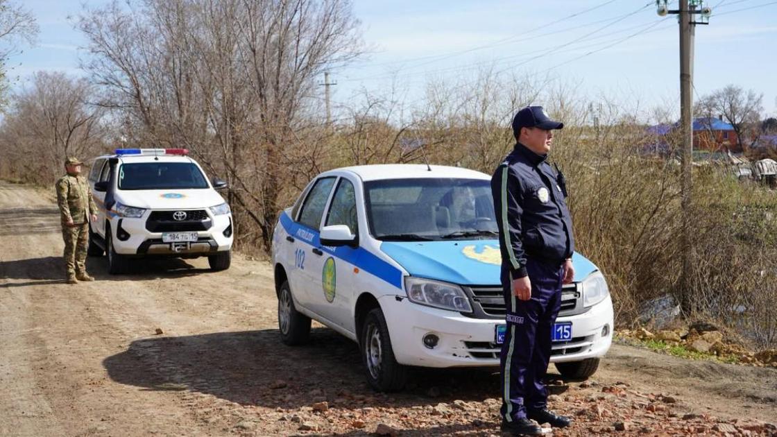 Посты полицейских и спасателей в зоне паводка