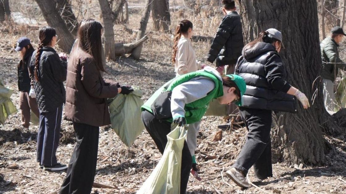 Акция в Семее по очистке острова Бейбітшілік