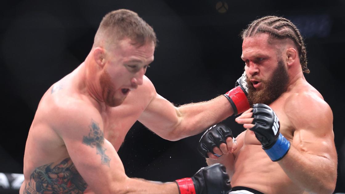 Бойцы ММА Джастин Гэтжи и Рафаэль Физиев (слева направо)