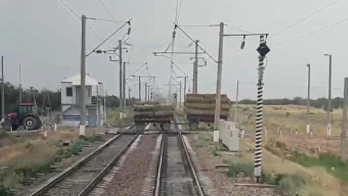 Трактор перегородил дорогу поезду