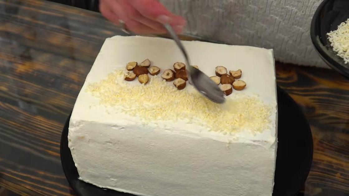 Торт «Молочная девочка» украшают белым шоколадом