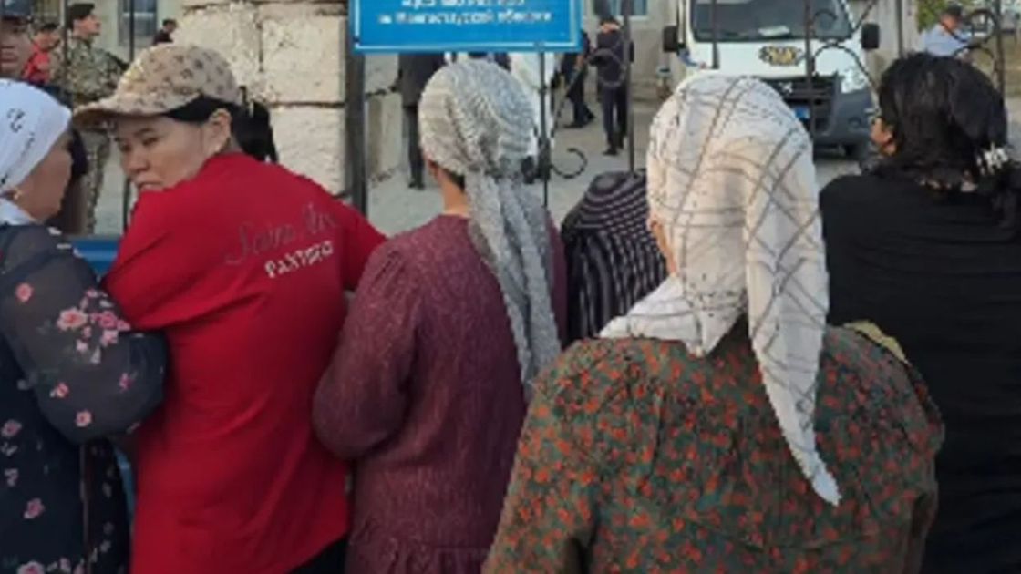 Ақтаудағы мәйітхана алдына жиналғандар