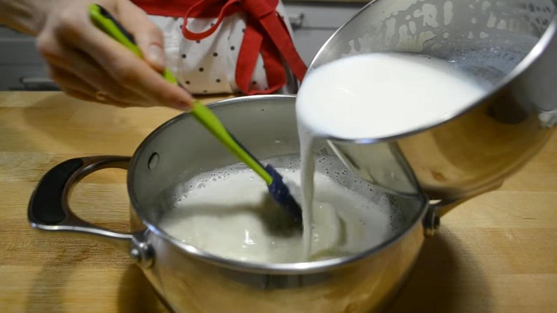 Добавление молока к яично-сахарной массе