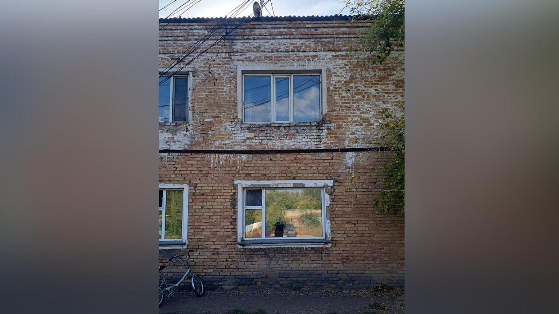 Девочка выпала из окна