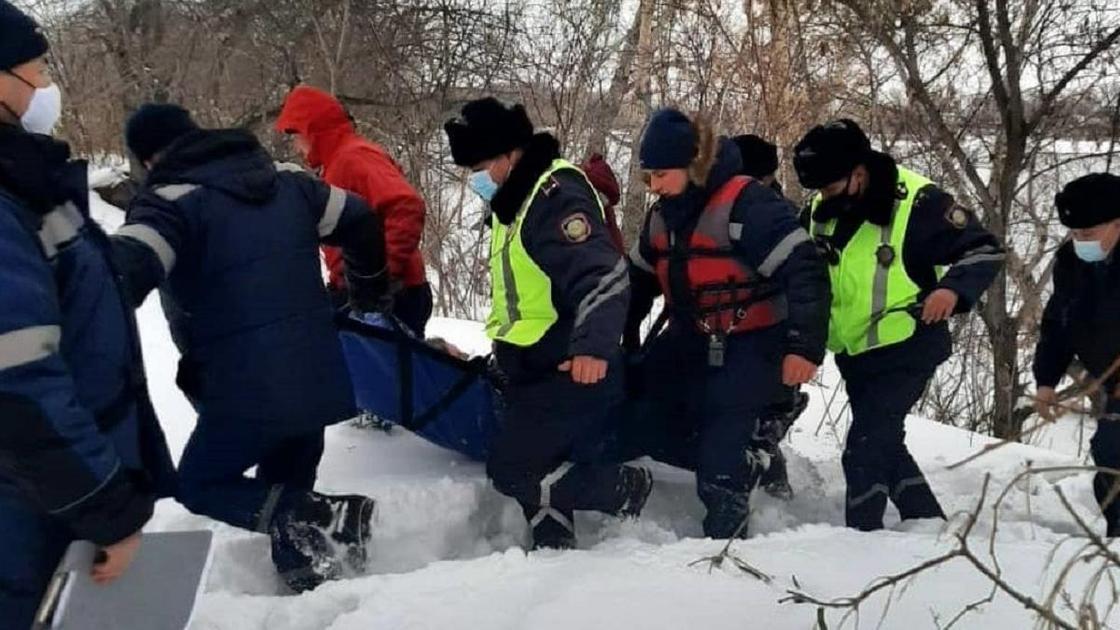 Спасатели несут пострадавшую женщину Спасатели несут пострадавшую женщину