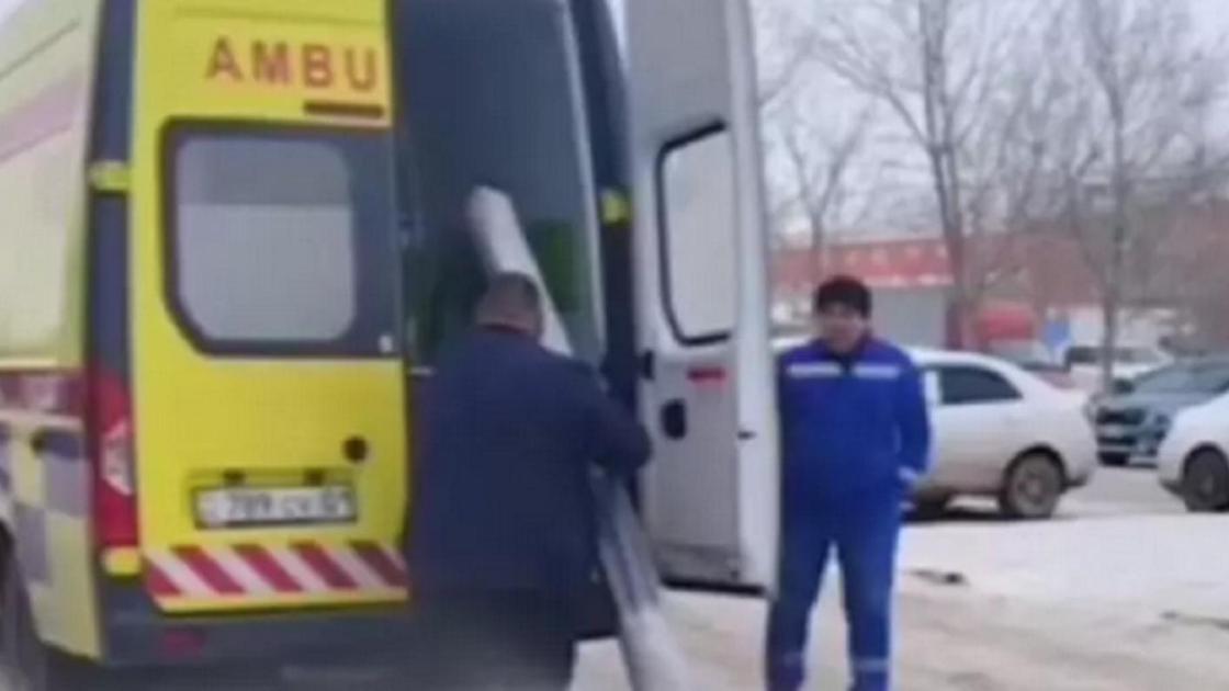 Жедел жәрдем көлігіне кілем тиеліп жатыр