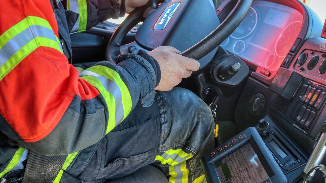 мужчина сидит за рулем автомобиля