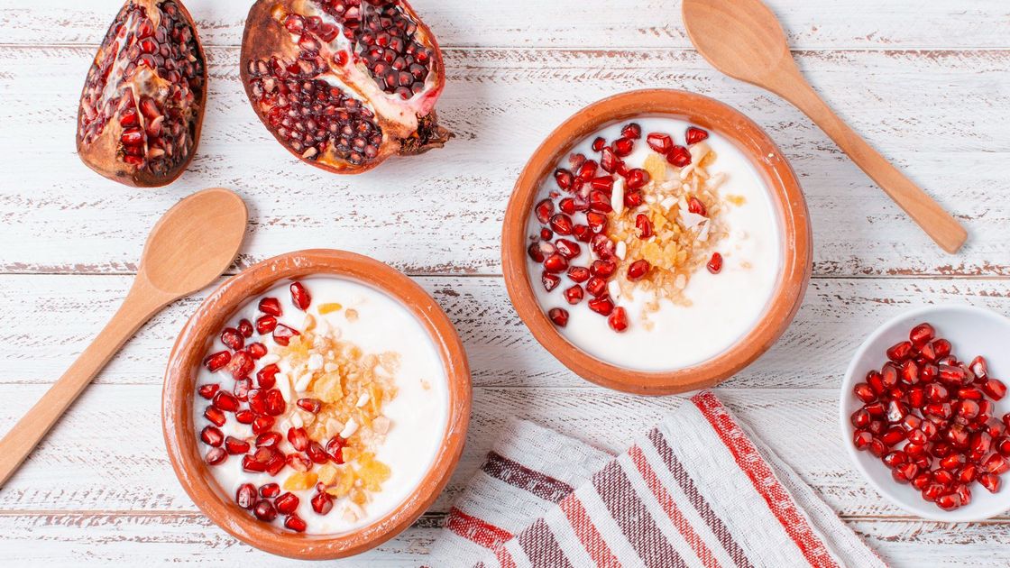 Мюсли с молоком и гранатовыми зернами