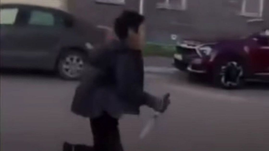 Ребенок с ножом