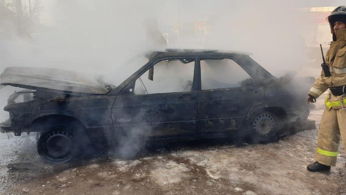 Машина сгорела при пожаре в гараже