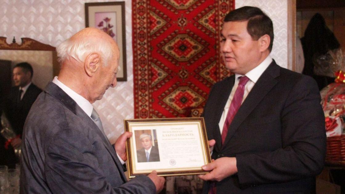 Нәлібаев президент құттықтауын табыстап жатыр