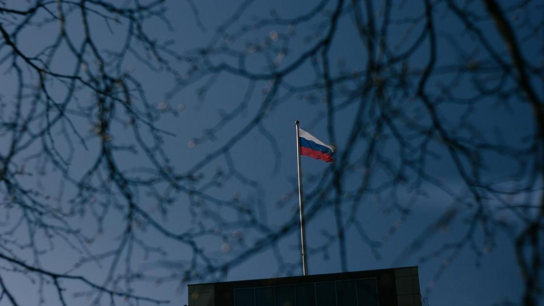 Флаг России на здании