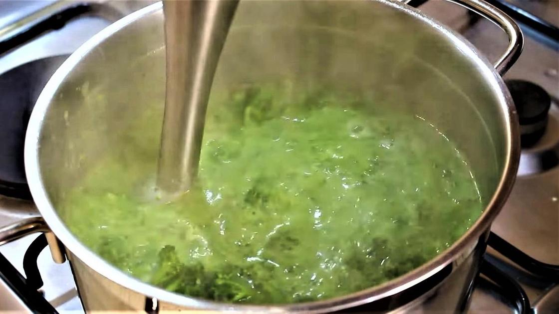 Обработка супа из брокколи блендером
