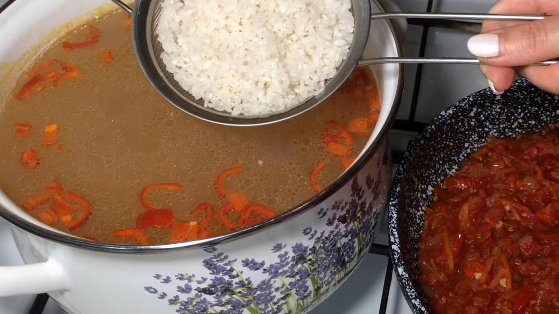 Добавление риса в суп
