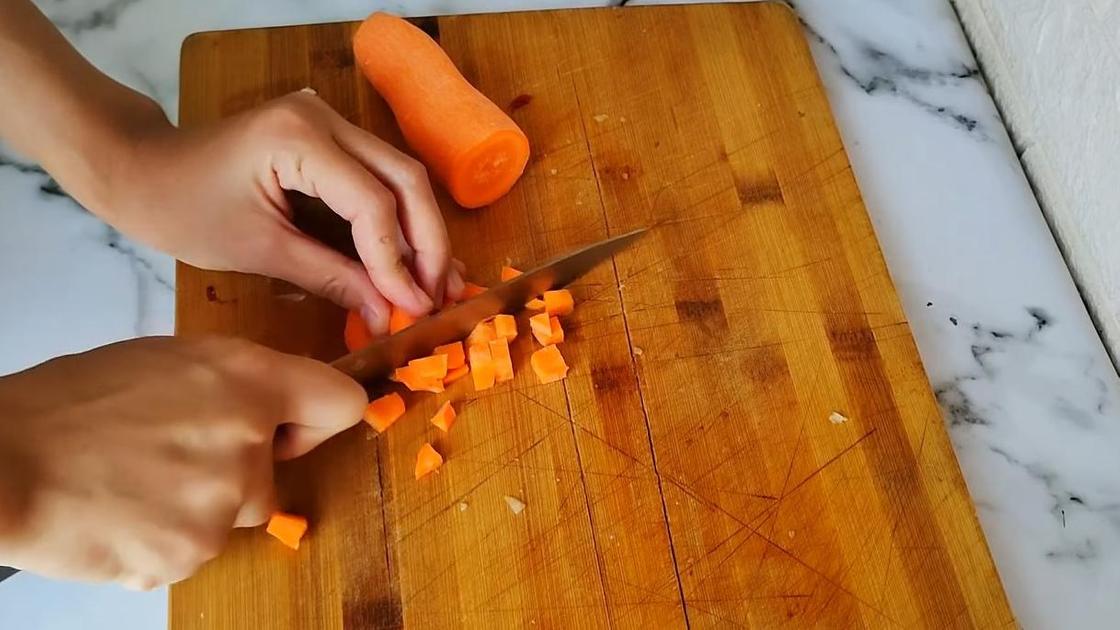 Морковь нарезана кубиком