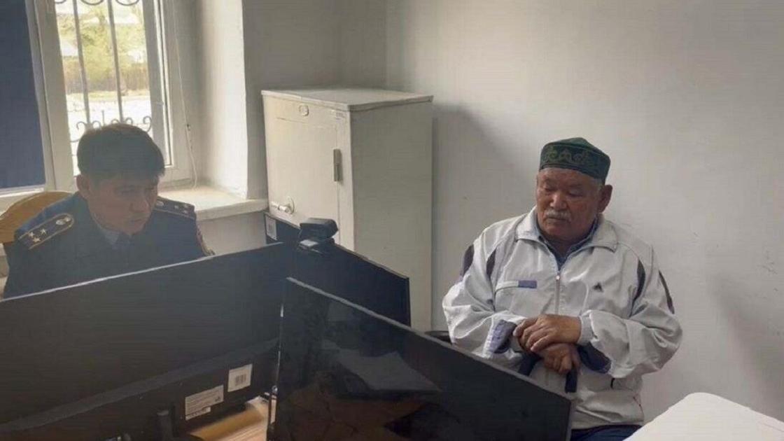 Пенсионер из Уштобе в кабинете полицейского