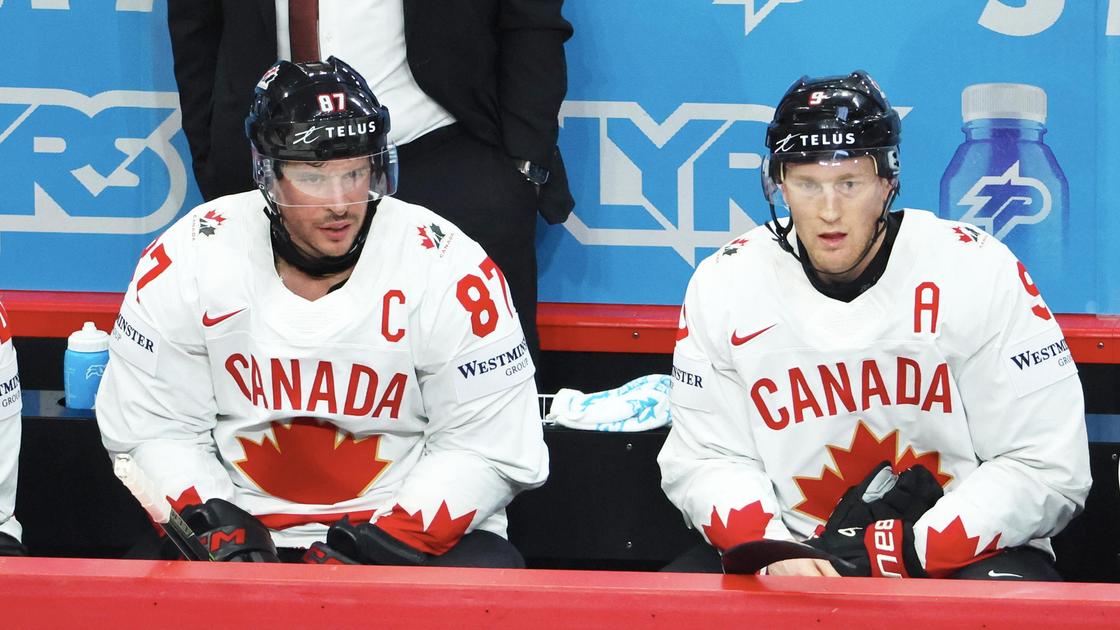 Канадские хоккеисты Сидни Кросби и Натан Маккиннон (слева направо)