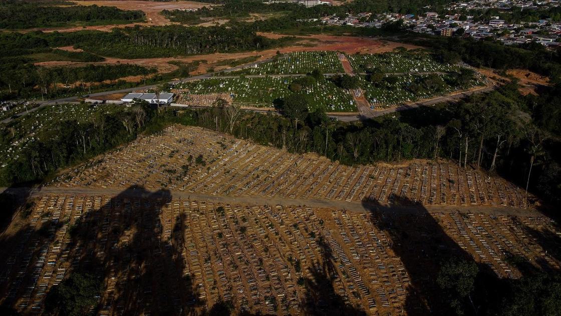 Сотни могил погибших от COVID-19 в Бразилии