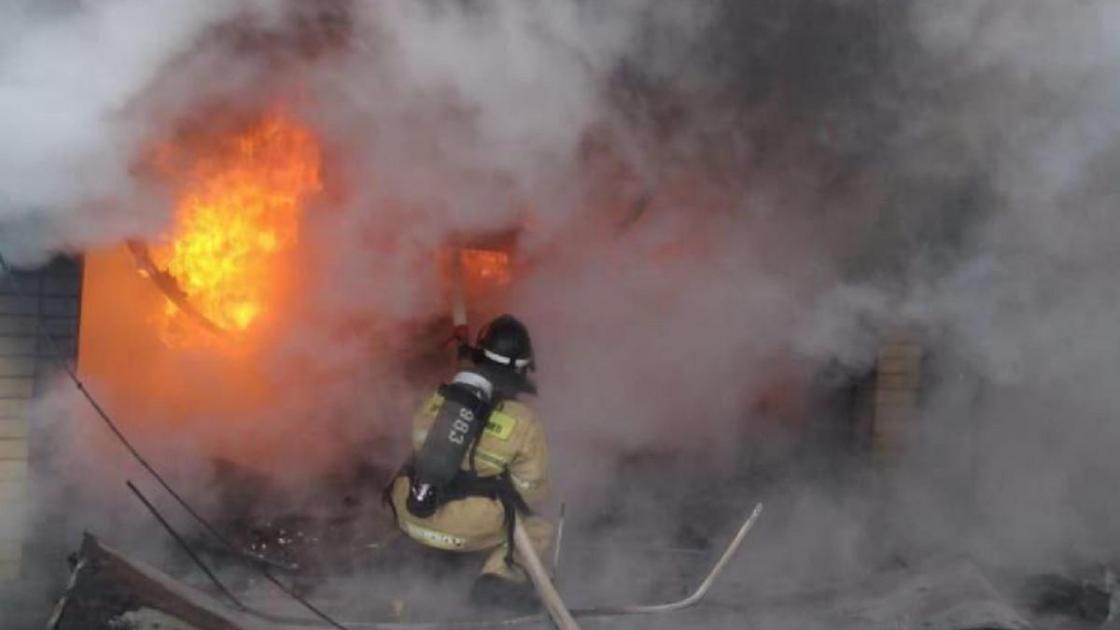 Пожарные тушат пожар