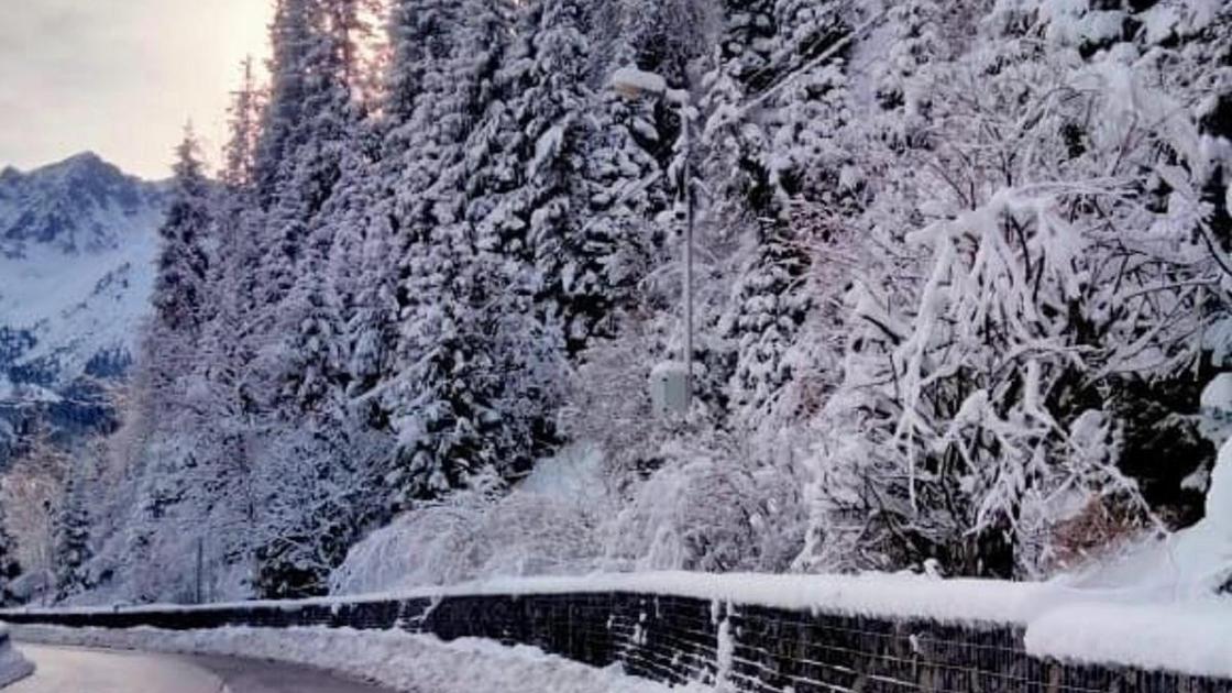 Заснеженная дорога Медеу-Шымбулак