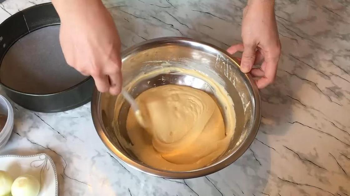В железной миске замешивают тесто на заливной пирог