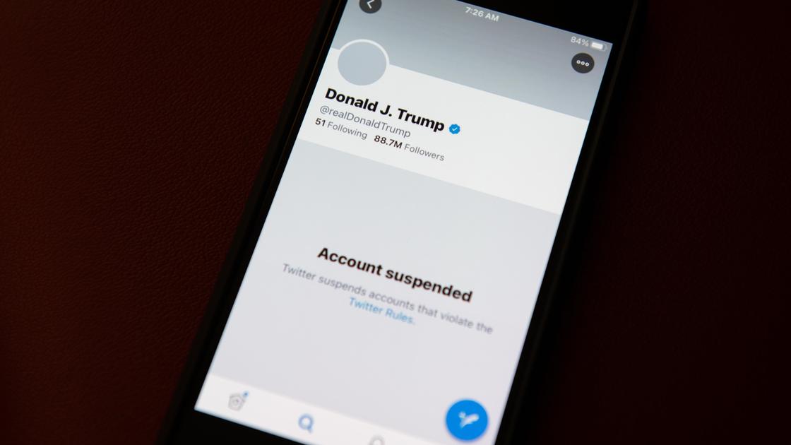 Смартфон, на котором открыт заблокированный аккаунт Дональда Трампа в Twitter