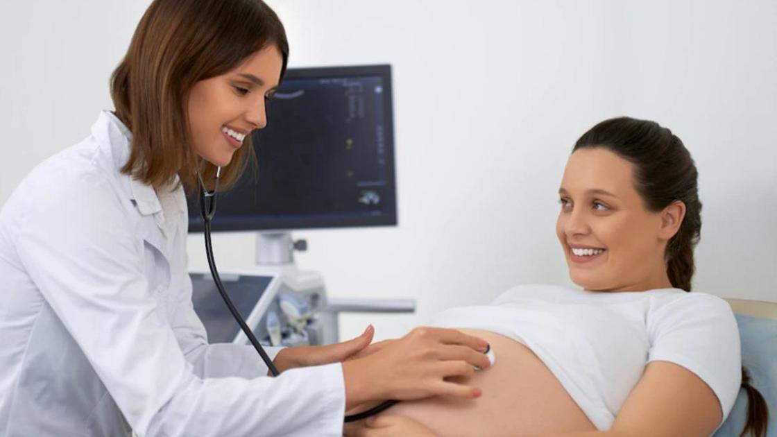 Беременная на приеме у доктора
