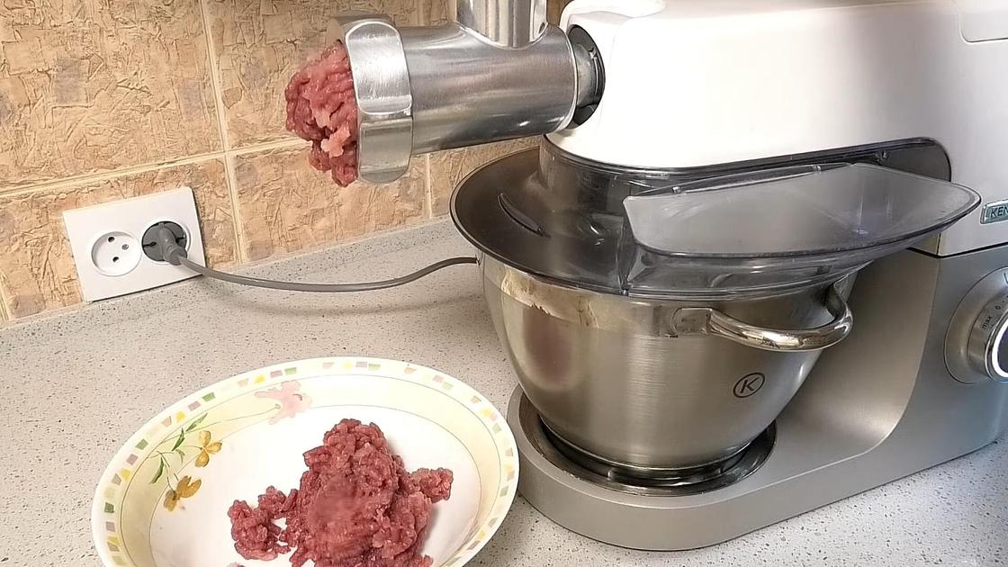 Перемалывание мяса через мясорубку