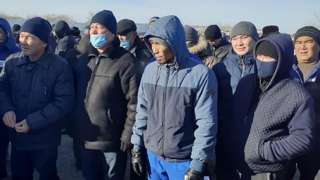 Люди пришли к свиноферме в Актюбинской области