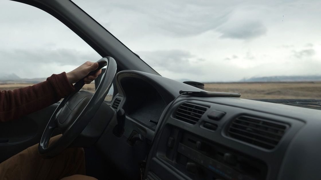 Водитель за рулем автомобиля