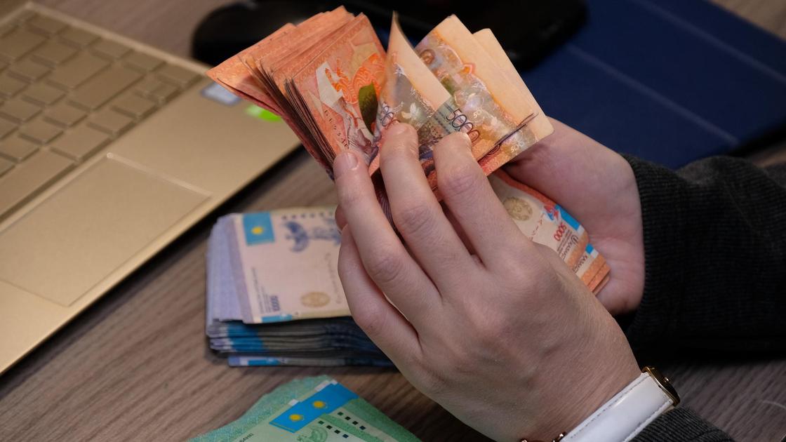 Человек считает деньги