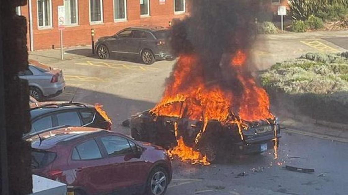 Автомобиль взорвался у здания женской больницы в Ливерпуле Автомобиль взорвался у здания женской больницы в Ливерпуле