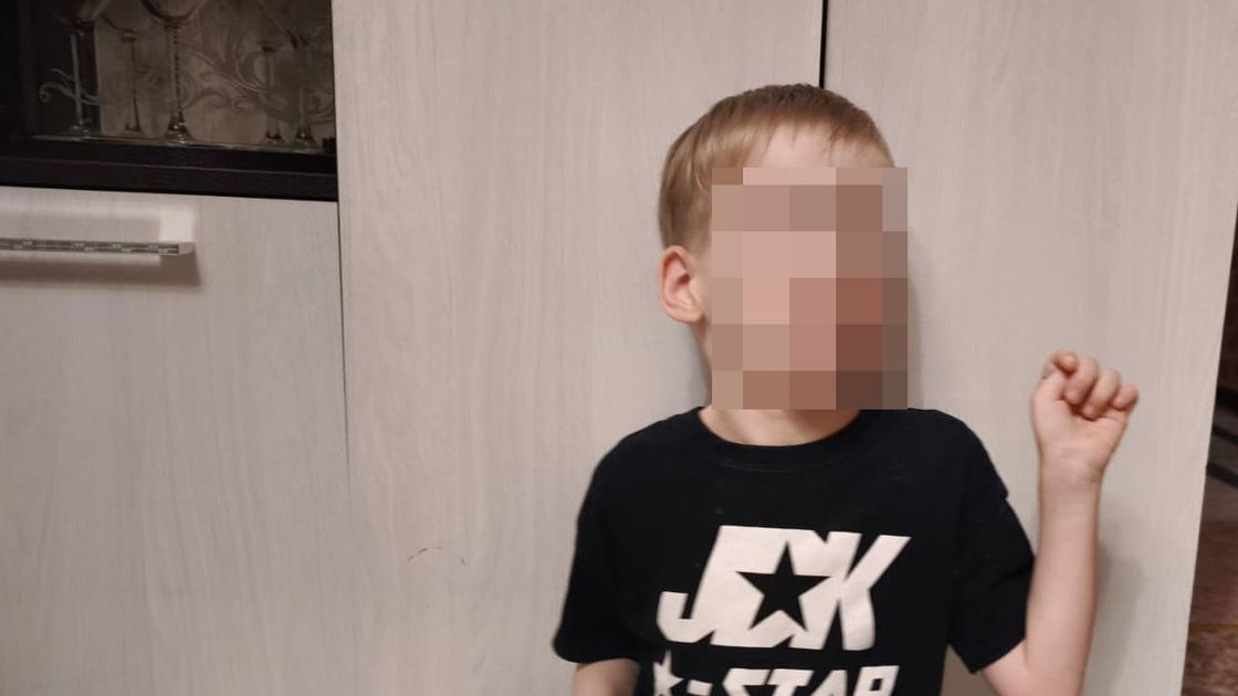 Артур сидит в комнате