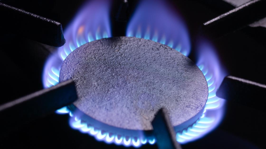 Газовая конфорка с горящим газом Газовая конфорка с горящим газом