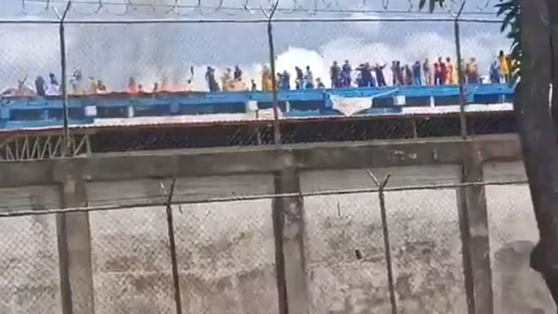 Захватившие тюрьму заключенные вышли на крышу