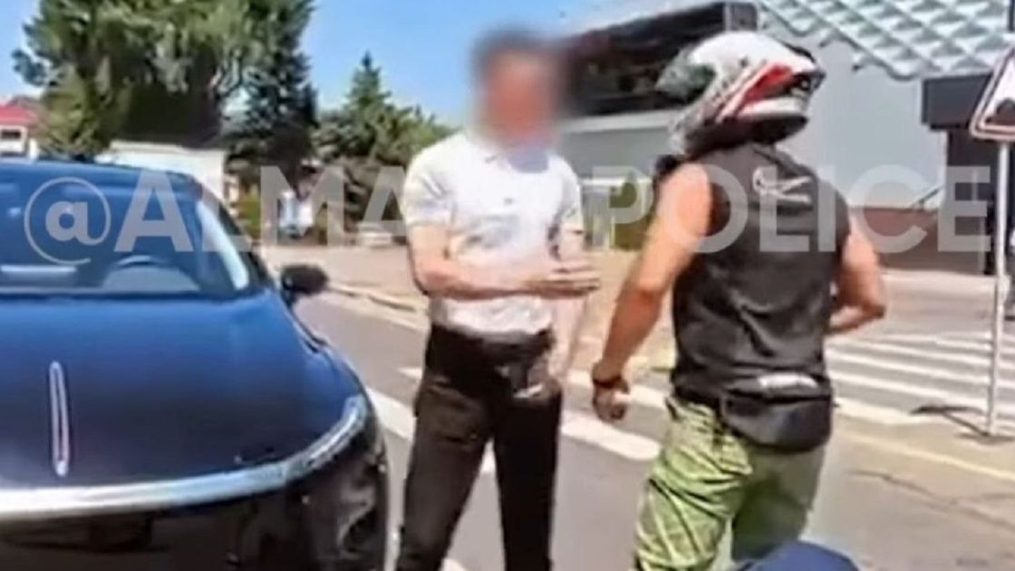 Мотоциклист и водитель авто в Алматы