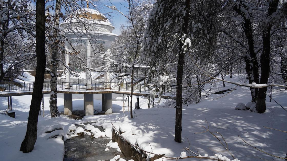 Беседка в снегу в Алматы