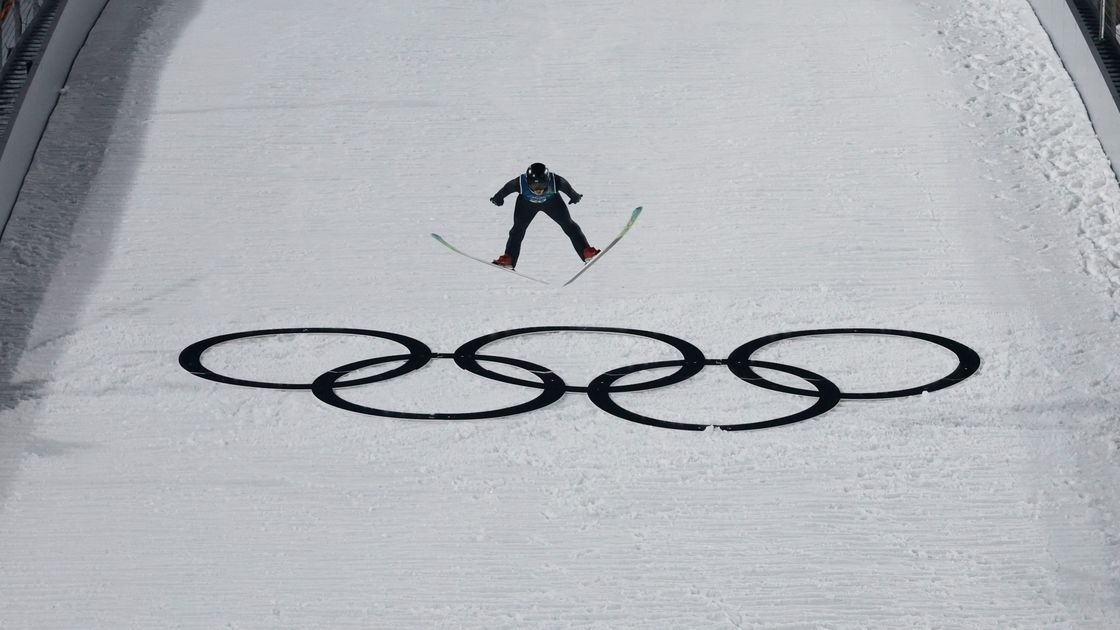 Казахстанский прыгун на лыжах с трамплина Илья Мизерных