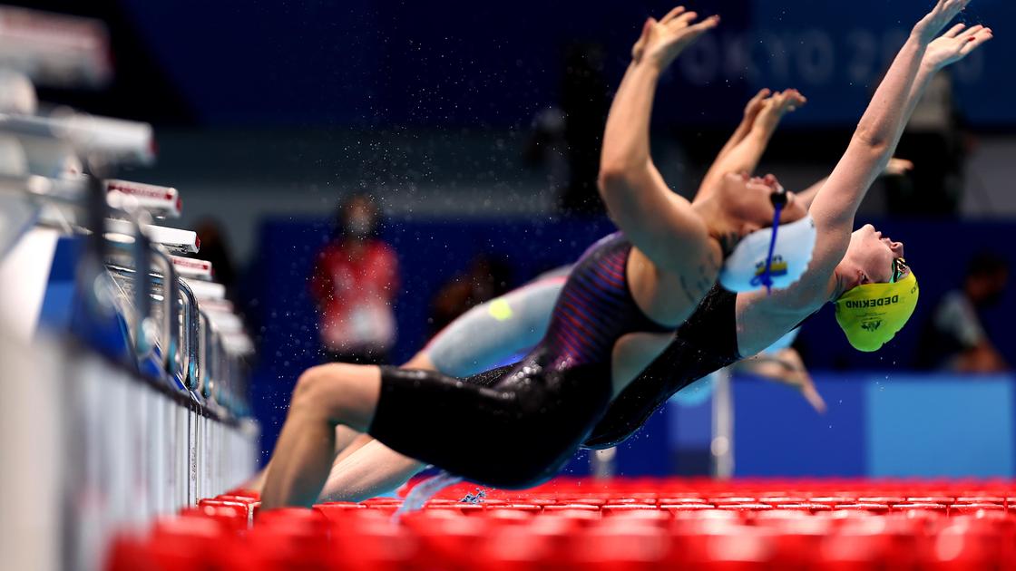 Соревнование по плаванию среди женщин на спине