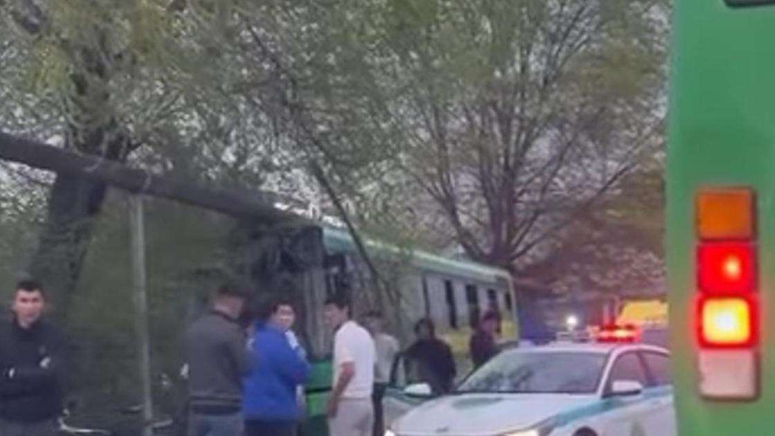 Разбитый автобус на обочине, люди и полиция вокруг