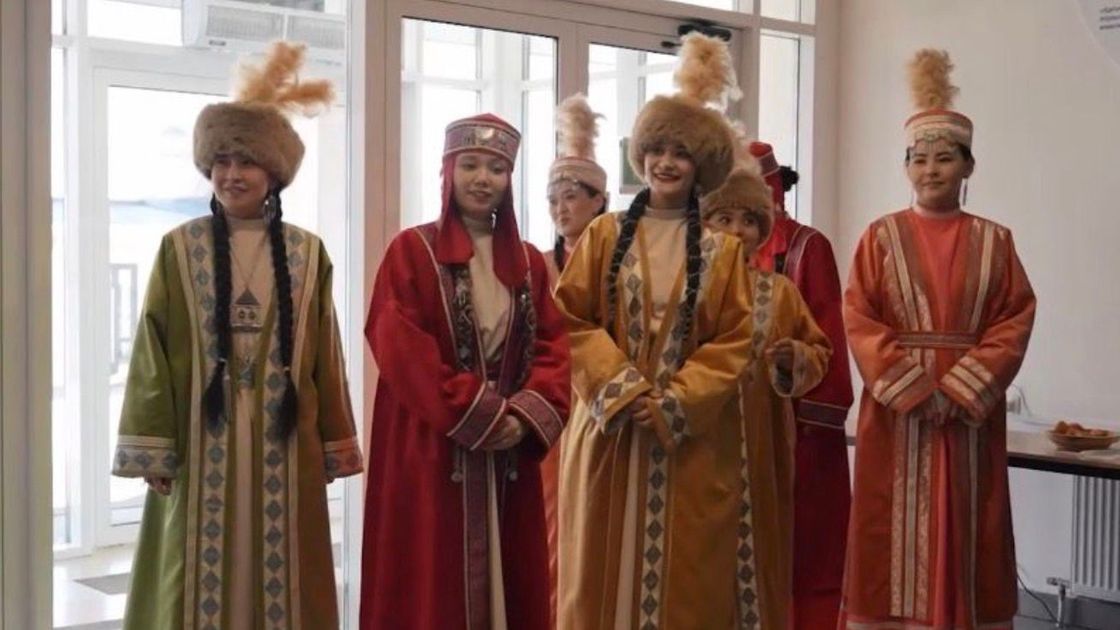 Коллектив Молодежного театра города Атырау