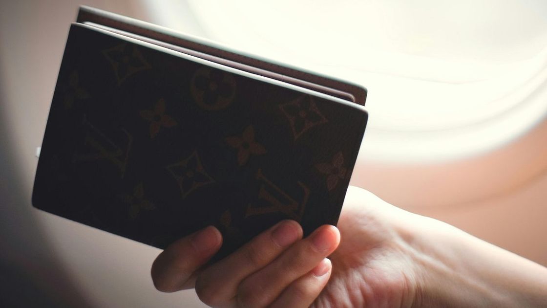 Паспорт в руке