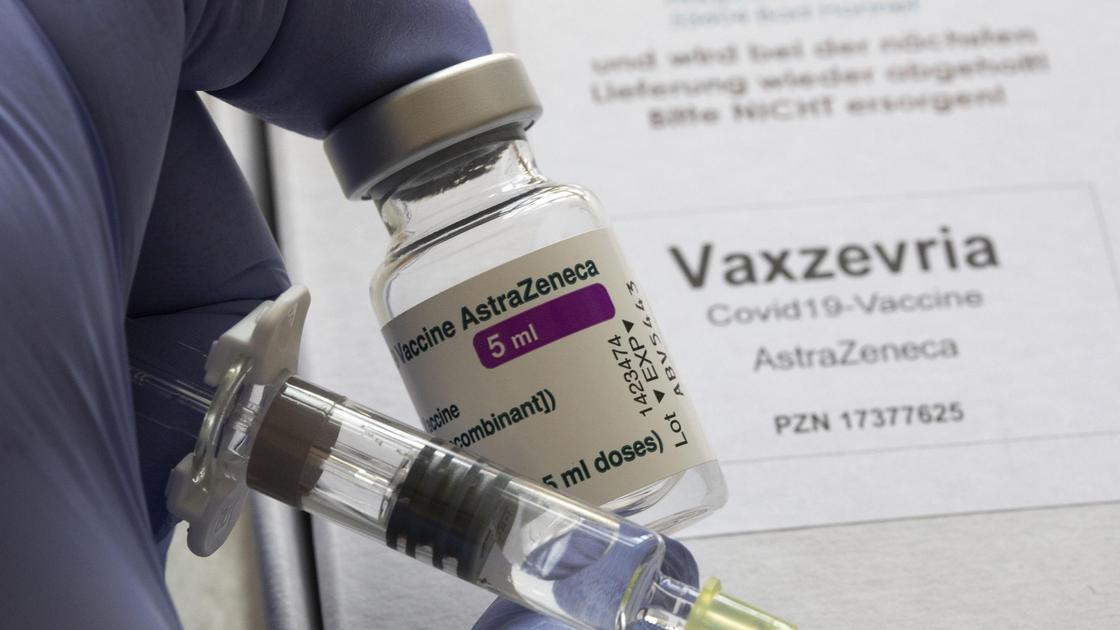 Ампула с вакциной AstraZeneca