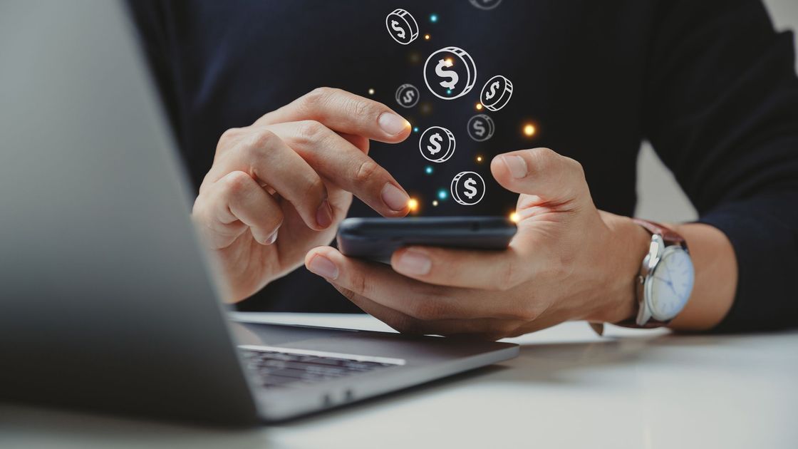 Мужчина держит в руках смартфон