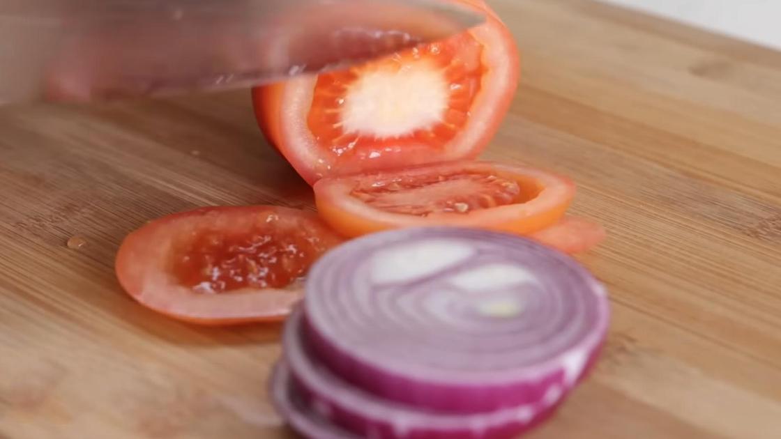 Нарезка помидора и салатного лука на разделочной доске