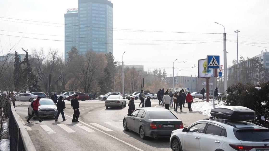 Алматинцы на улице после землетрясения