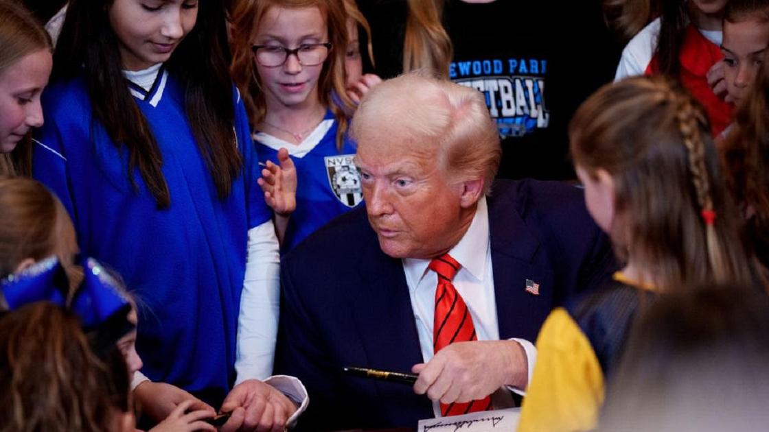 Дональд Трамп подписывает указ