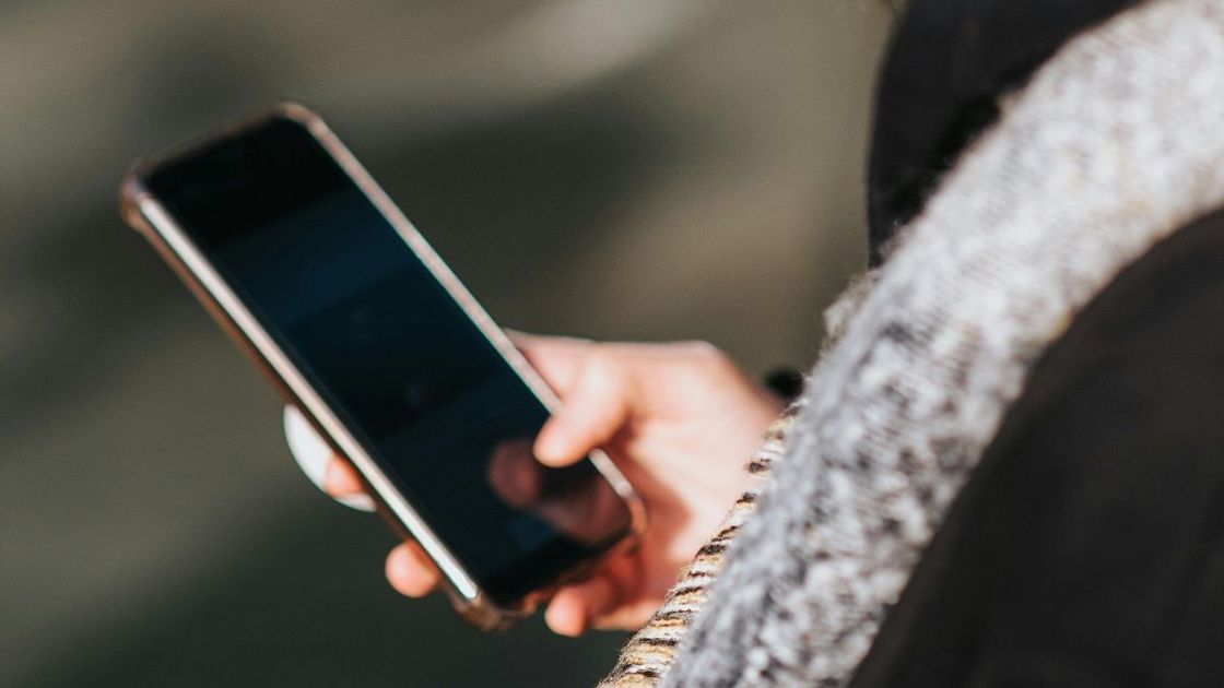 Девушка с телефоном